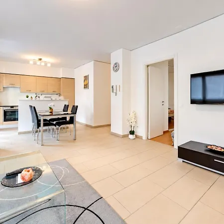 - Terrace & Garage Private *